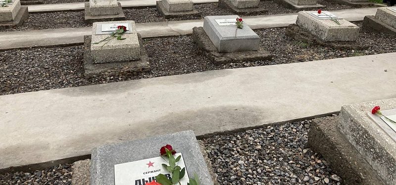 г. Туркменабат. Мемориальное кладбище и памятник Неизвестному солдату. 