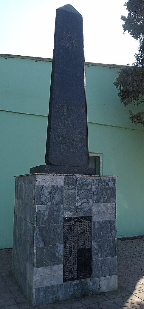 г. Пиршаги. Памятник землякам, павшим в годы войны. 
