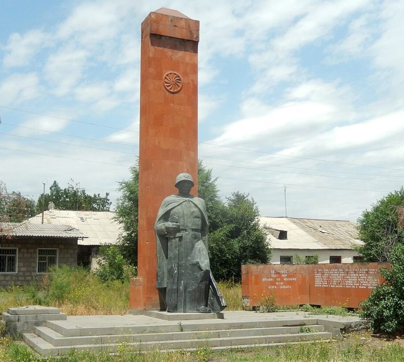 с. Арбат. Обелиск погибшим советским воинам.