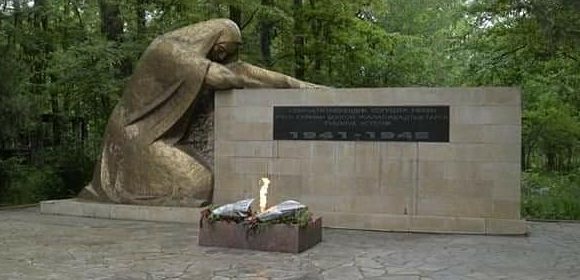 г. Джалал-Абад. Памятник Скорбящей Матери в парке Жениш, посвященный памяти погибших. 