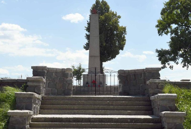 Алленштайг. Братские могилы на советском воинском захоронении.