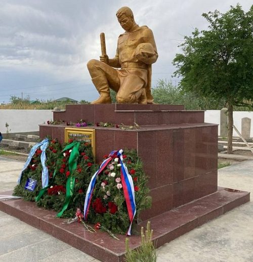 г. Туркменабат. Мемориальное кладбище и памятник Неизвестному солдату.