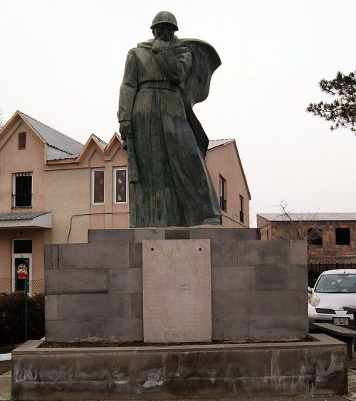 с. Аргаванд. Памятник погибшим советским воинам.