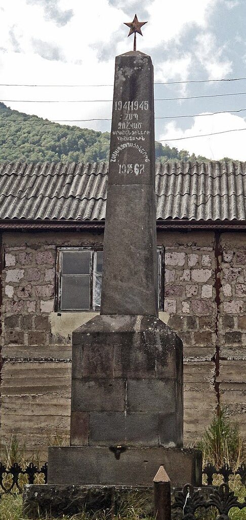 с. Срашен. Обелиск погибшим землякам. 