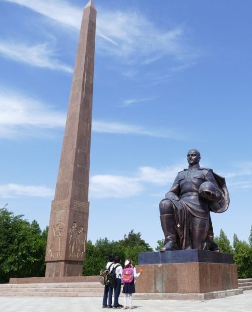 п. Рудаки. Монумент и памятник в честь павших воинов в годы войны.