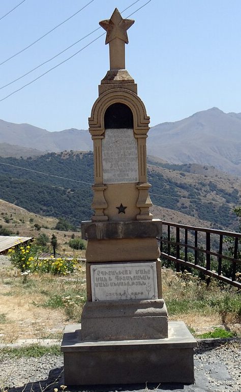 с. Таштун. Обелиски погибшим землякам.