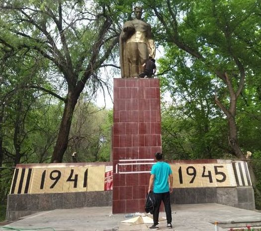 г. Кант. Памятник воину-освободителю в парке. 