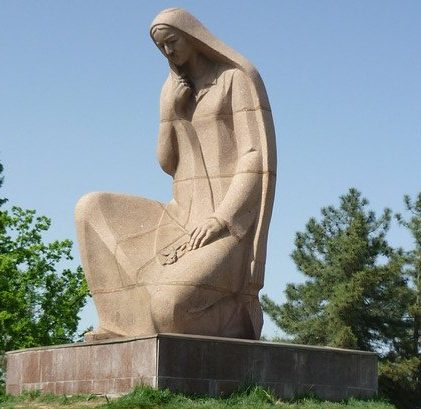 Памятник «Скорбящая мать».