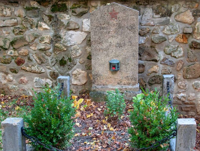 Альтлихтенварт. Братская могила на общинном кладбище.