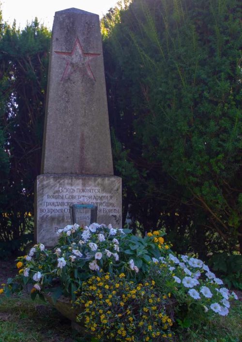Книттельфельд. Братская могила на городском кладбище.