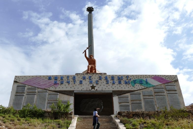 п. Сарвода, Согдийская область, Айнинский р-н. Монумент и памятник в честь павших воинов в годы войны