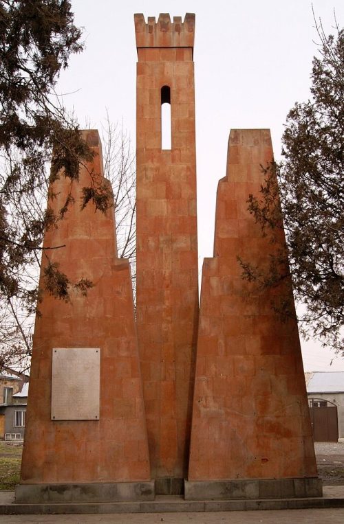 с. Геганист. Памятник погибшим землякам.