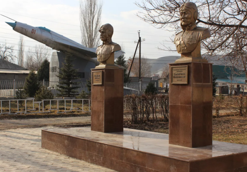 г. Кант. Памятник штурмовикам ИЛ-2: летчику Исмаилбеку Таранчиеву и воздушному стрелку Алексею Ткачеву.
