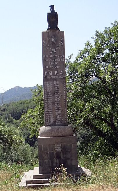 с. Таштун. Обелиски погибшим землякам.