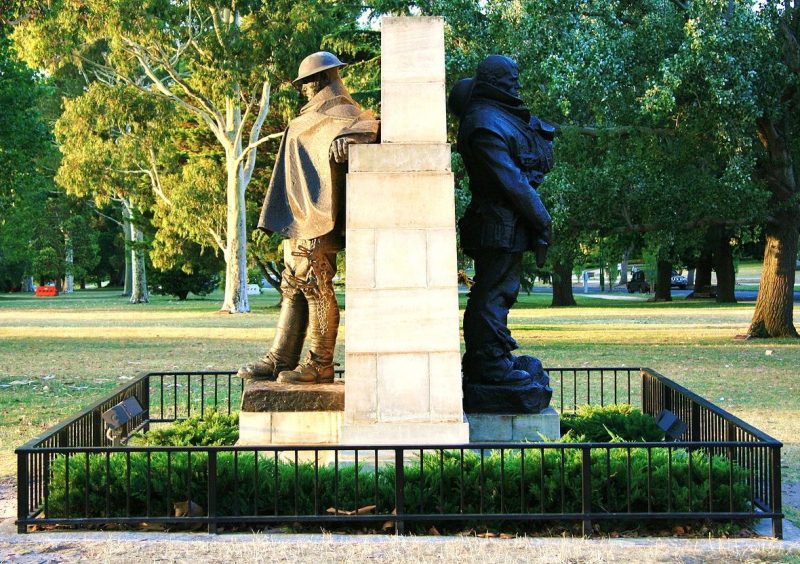 Памятник водителю и дворнику возле мемориала.