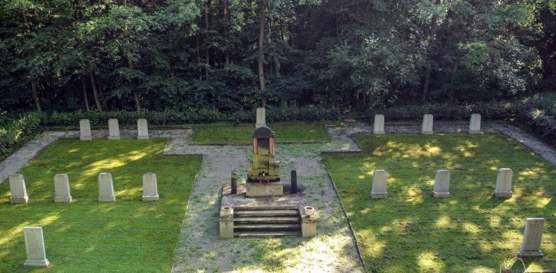 Оберварт. Братские и индивидуальные могилы, где захоронено 819 советских воинов.