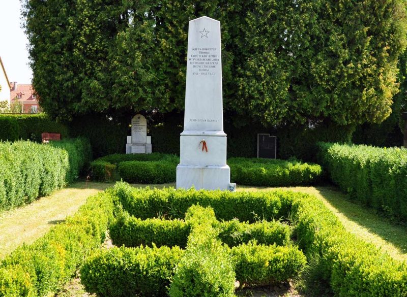 Леобен. Братская и индивидуальные могилы на городском кладбище, где похоронено 287 человек.