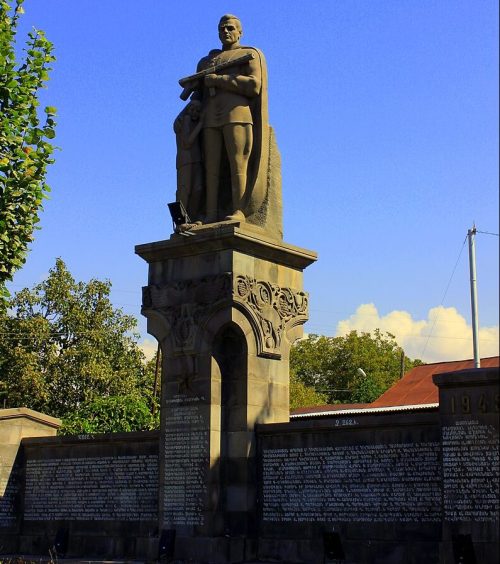 Неподалёку от Гегарда. Памятник погибшим советским воинам.