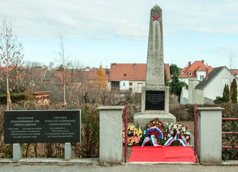 Оберпуллендорф. Братская могила на советском воинском кладбище, где захоронено 163 воина.