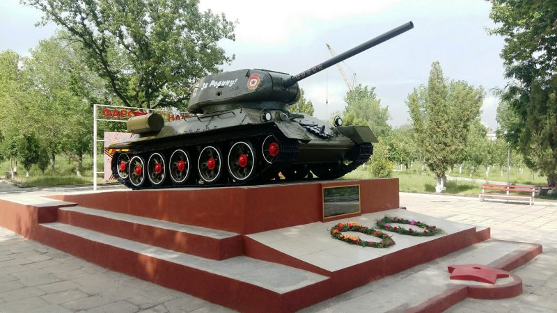 г. Турсунзаде. Танк-памятник Т-34, установленный в парке Победы.