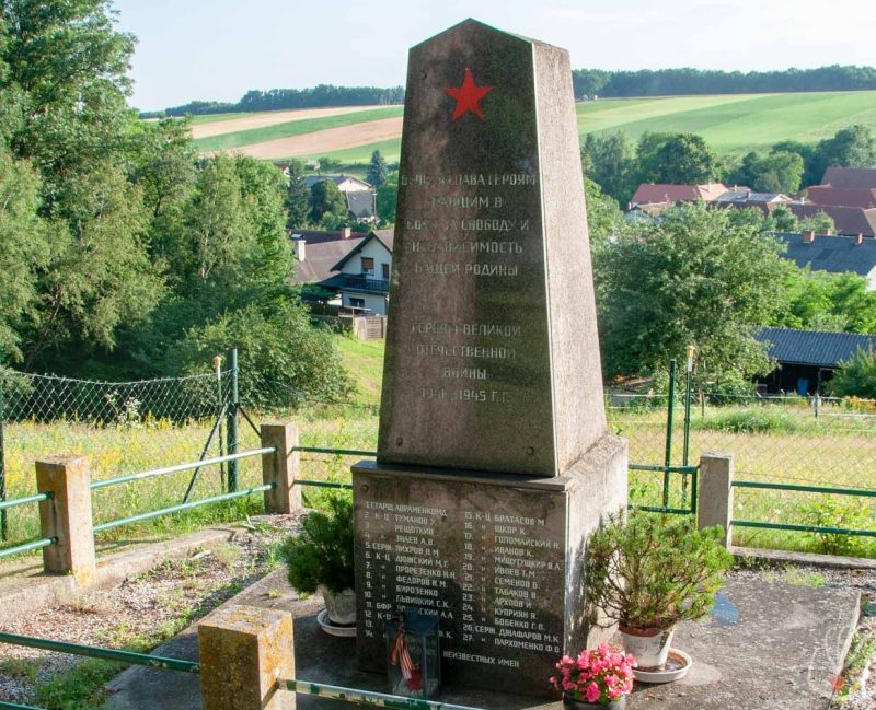 Обершютцен. Памятник на братской могиле, где захоронено 83 советских воина, в т.ч. 56 неизвестных.