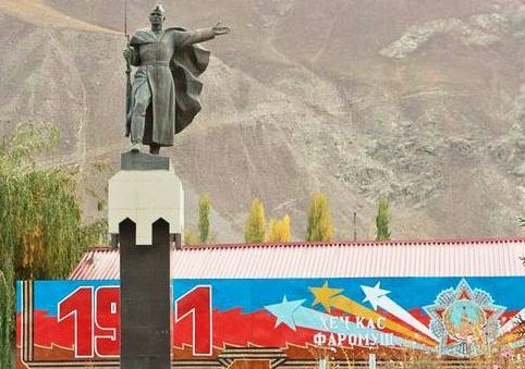 г. Хорог. Памятник в честь павших воинов в годы войны.