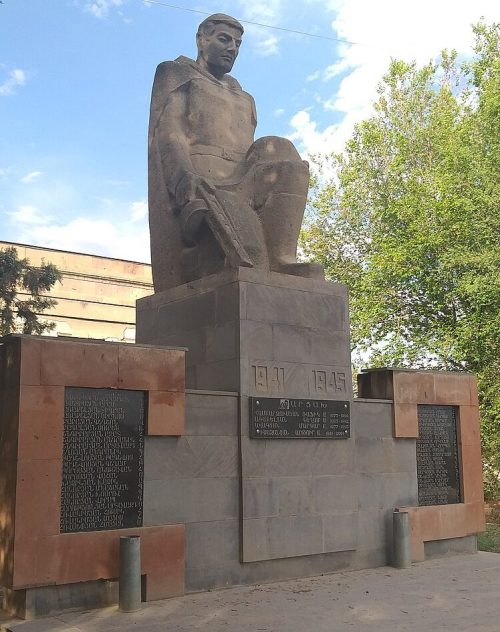 с. Двин. Памятник землякам, погибшим в годы войны.