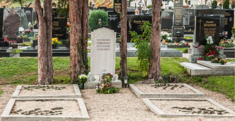 Оггау. Братская могила на общинном кладбище.