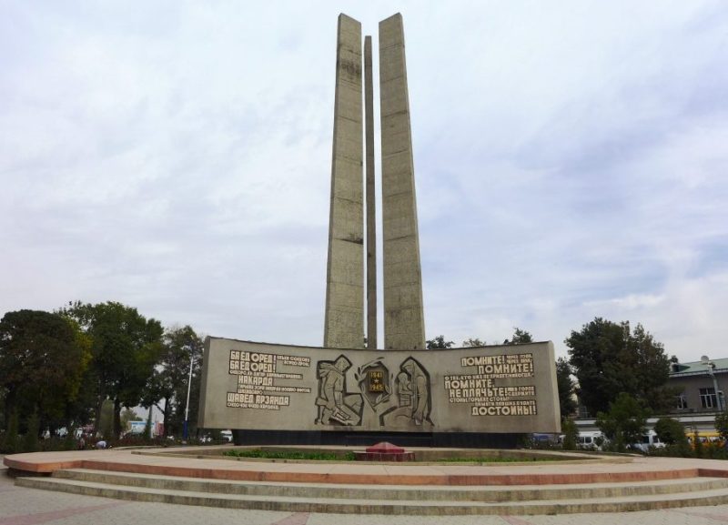 г. Худжанд. Монумент в честь павших воинов в годы войны.
