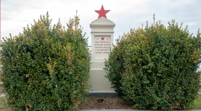 Пама. Братская могила на общинном кладбище.