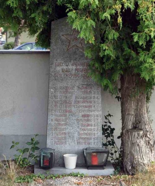 Ахау. Братская могила на общинном кладбище.