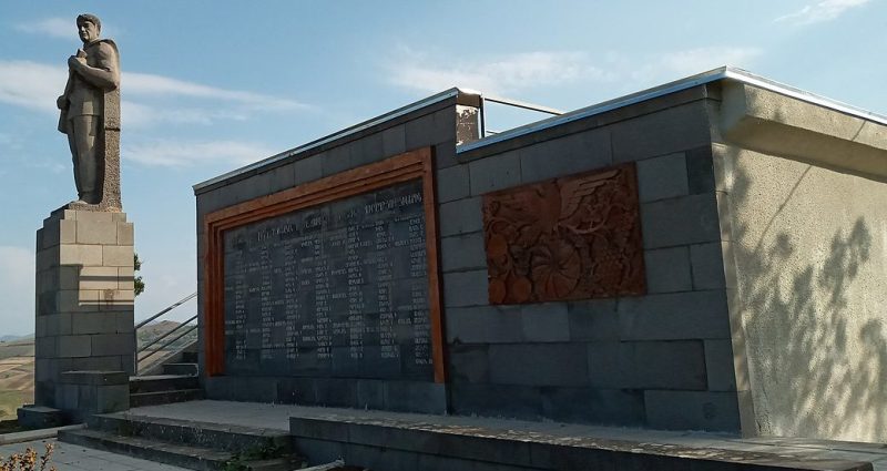 с. Верин Кармирахпюр. Памятники погибшим односельчанам.