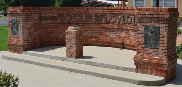 г. Мендуран. Мемориальная стена. 