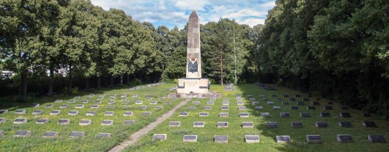 Баден. Братские и индивидуальные могилы на советском воинском захоронении.