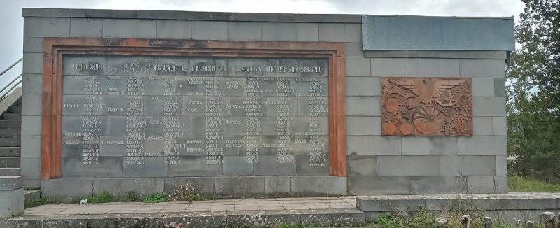 с. Верин Кармирахпюр. Памятники погибшим односельчанам.
