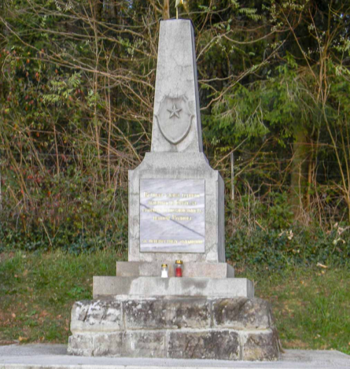 Рудерсдорф. Братская могила на общинном кладбище.