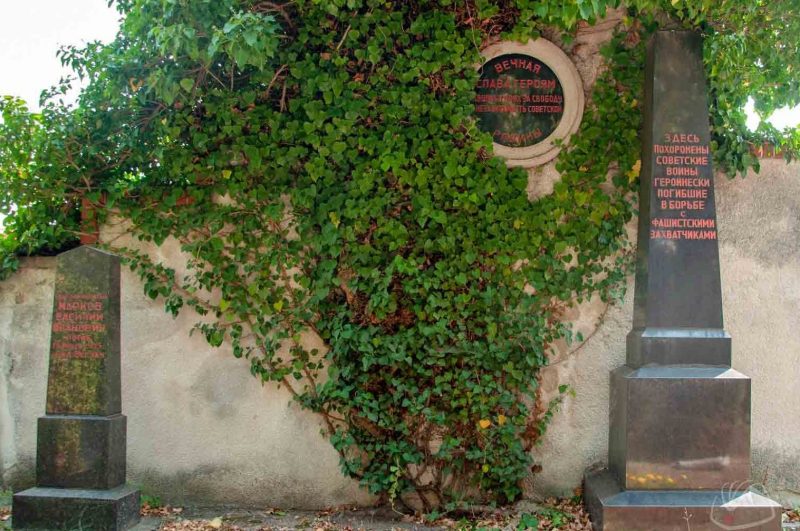 Бад Феслау. Братские и индивидуальные могилы на советском воинском захоронении общинного кладбища.