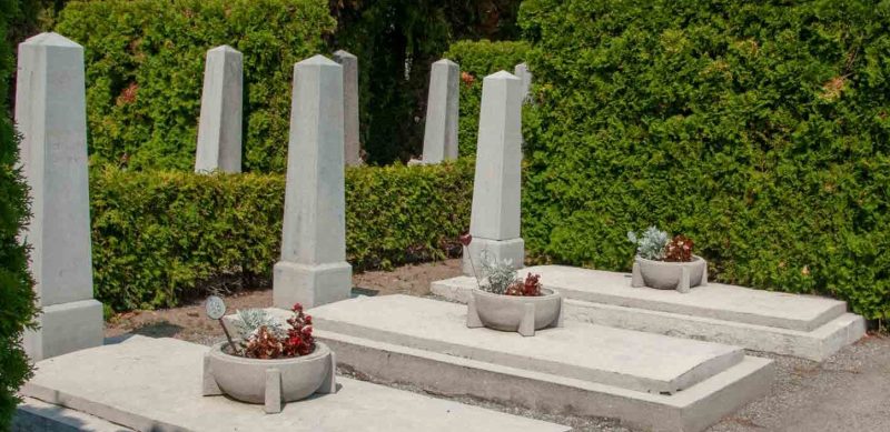 Бад Феслау. Братские и индивидуальные могилы на советском воинском захоронении общинного кладбища.