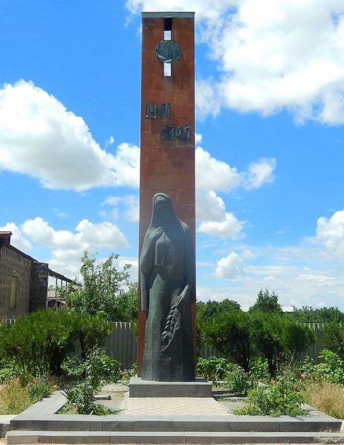 с. Аревашат. Обелиск в честь погибших земляков.