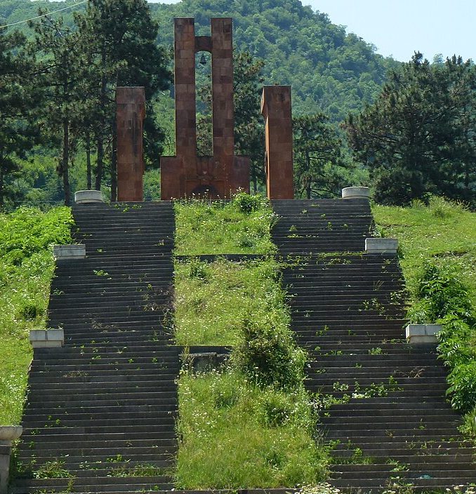 г. Иджеван. Памятник погибшим односельчанам.
