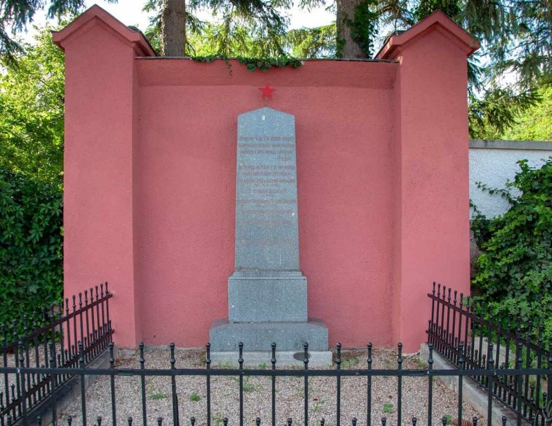 Бад Фишау. Братская могила на общинном кладбище.