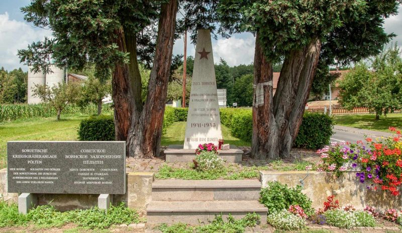 Пельтен. Братская могила, в которой похоронено 530 советских воинов.