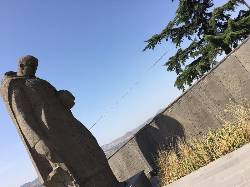 с. Хаштарак. Памятнику воинам-землякам.