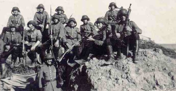 Шуцманы 256-го литовского батальона недалеко от озера Ильмень. Лето 1943 г.