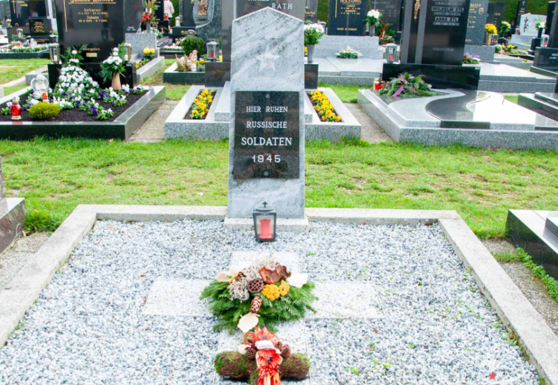 Хальбтурн. Братская могила на общинном кладбище.