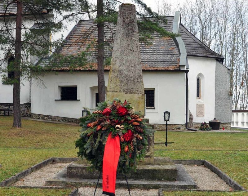 Бад Эрлах. Братская могила на лестном кладбище.