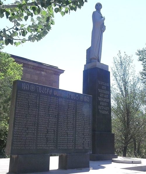 с. Бамбакашат. Памятник погибшим землякам.