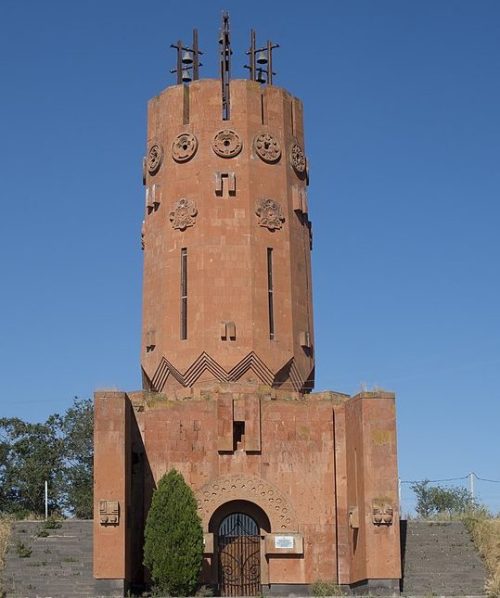 с. Азатан. Памятник местным жителям, погибшим в годы войны.