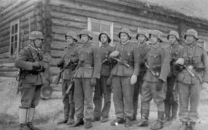 Шуцманы 256-го литовского батальона недалеко от озера Ильмень. Лето 1943 г.