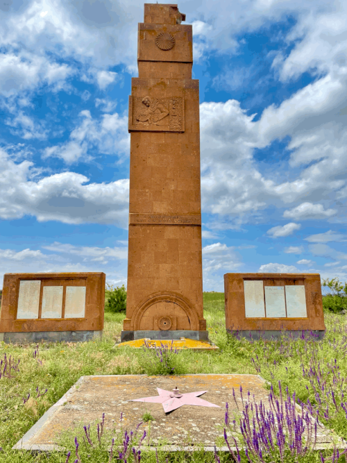 с. Айкадзор. Памятник погибшим землякам.